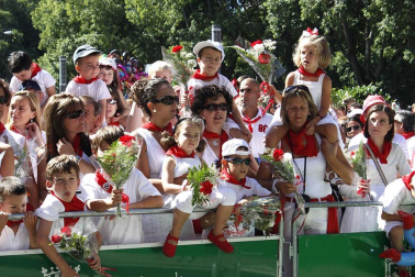 Los niños pamploneses acudieron a realizar la tradicional ofrenda floral al santo.