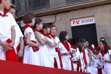 Los niños pamploneses acudieron a realizar la tradicional ofrenda floral al santo.