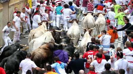 Tercer encierro de los Sanfermines 2011 protagonizado por toros de la ganadería Dolores Aguirre.