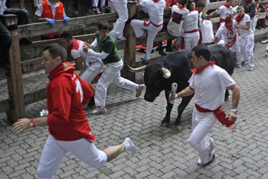 Tercer encierro de los Sanfermines 2011 protagonizado por toros de la ganader&iacute;a Dolores Aguirre.