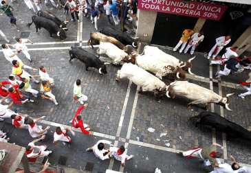 Tercer encierro de los Sanfermines 2011 protagonizado por toros de la ganadería Dolores Aguirre.