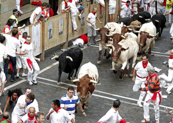 Tercer encierro de los Sanfermines 2011 protagonizado por toros de la ganadería Dolores Aguirre.