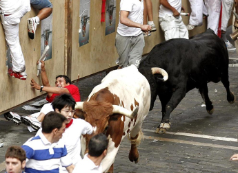 Tercer encierro de los Sanfermines 2011 protagonizado por toros de la ganadería Dolores Aguirre.