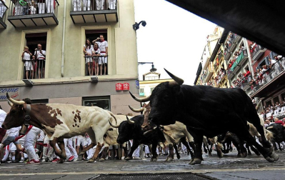 Tercer encierro de los Sanfermines 2011 protagonizado por toros de la ganadería Dolores Aguirre.