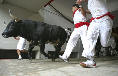Tercer encierro de los Sanfermines 2011 protagonizado por toros de la ganadería Dolores Aguirre.
