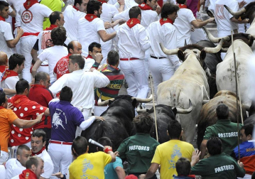 Tercer encierro de los Sanfermines 2011 protagonizado por toros de la ganadería Dolores Aguirre.