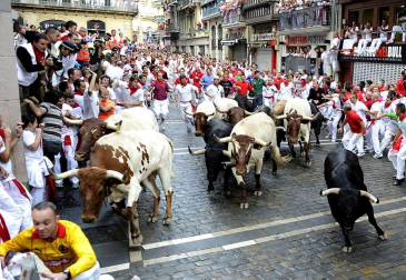 Tercer encierro de los Sanfermines 2011 protagonizado por toros de la ganadería Dolores Aguirre.