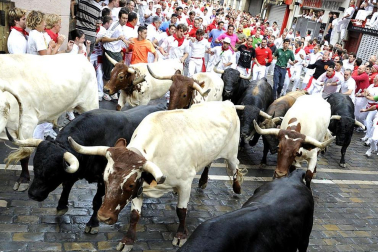 Tercer encierro de los Sanfermines 2011 protagonizado por toros de la ganadería Dolores Aguirre.