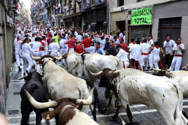 Tercer encierro de los Sanfermines 2011 protagonizado por toros de la ganadería Dolores Aguirre.