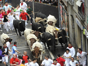 Tercer encierro de los Sanfermines 2011 protagonizado por toros de la ganadería Dolores Aguirre.