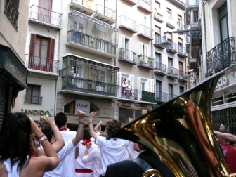 Las Dianas, por las calles de Pamplona en la mañana del 12 de julio