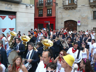Las Dianas, por las calles de Pamplona en la mañana del 12 de julio
