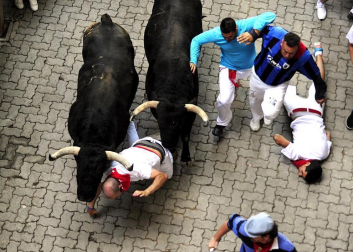 Imágenes del encierro del 12 de julio, con toros de Victoriano del Río