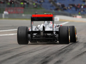 El piloto español Fernando Alonso (Ferrari) sigue demostrando que la evolución de su monoplaza va por buen camino y ha marcado este viernes el mejor registro en la primera sesión de entrenamientos libres del Gran Premio de Alemania, una vez más marcado de cerca por los Red Bull de Sebastian Vettel y Mark Webber.