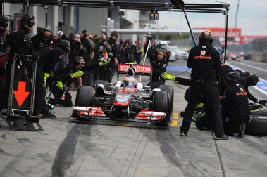 El piloto español Fernando Alonso (Ferrari) sigue demostrando que la evolución de su monoplaza va por buen camino y ha marcado este viernes el mejor registro en la primera sesión de entrenamientos libres del Gran Premio de Alemania, una vez más marcado de cerca por los Red Bull de Sebastian Vettel y Mark Webber.