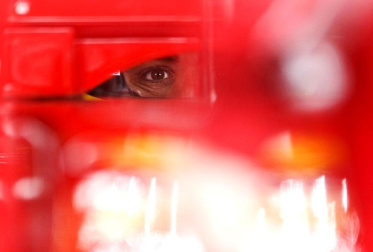 El piloto español Fernando Alonso (Ferrari) sigue demostrando que la evolución de su monoplaza va por buen camino y ha marcado este viernes el mejor registro en la primera sesión de entrenamientos libres del Gran Premio de Alemania, una vez más marcado de cerca por los Red Bull de Sebastian Vettel y Mark Webber.