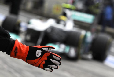 El piloto español Fernando Alonso (Ferrari) sigue demostrando que la evolución de su monoplaza va por buen camino y ha marcado este viernes el mejor registro en la primera sesión de entrenamientos libres del Gran Premio de Alemania, una vez más marcado de cerca por los Red Bull de Sebastian Vettel y Mark Webber.
