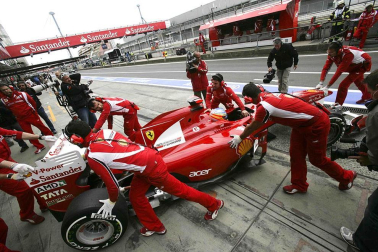 El piloto español Fernando Alonso (Ferrari) sigue demostrando que la evolución de su monoplaza va por buen camino y ha marcado este viernes el mejor registro en la primera sesión de entrenamientos libres del Gran Premio de Alemania, una vez más marcado de cerca por los Red Bull de Sebastian Vettel y Mark Webber.