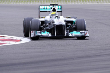 El piloto español Fernando Alonso (Ferrari) sigue demostrando que la evolución de su monoplaza va por buen camino y ha marcado este viernes el mejor registro en la primera sesión de entrenamientos libres del Gran Premio de Alemania, una vez más marcado de cerca por los Red Bull de Sebastian Vettel y Mark Webber.