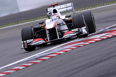 El piloto español Fernando Alonso (Ferrari) sigue demostrando que la evolución de su monoplaza va por buen camino y ha marcado este viernes el mejor registro en la primera sesión de entrenamientos libres del Gran Premio de Alemania, una vez más marcado de cerca por los Red Bull de Sebastian Vettel y Mark Webber.