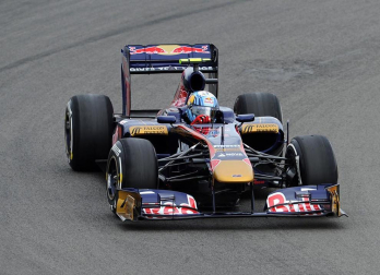 El piloto español Fernando Alonso (Ferrari) sigue demostrando que la evolución de su monoplaza va por buen camino y ha marcado este viernes el mejor registro en la primera sesión de entrenamientos libres del Gran Premio de Alemania, una vez más marcado de cerca por los Red Bull de Sebastian Vettel y Mark Webber.