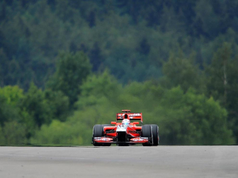 El piloto español Fernando Alonso (Ferrari) sigue demostrando que la evolución de su monoplaza va por buen camino y ha marcado este viernes el mejor registro en la primera sesión de entrenamientos libres del Gran Premio de Alemania, una vez más marcado de cerca por los Red Bull de Sebastian Vettel y Mark Webber.