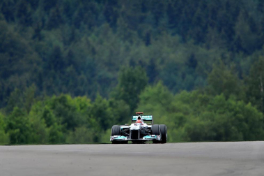 El piloto español Fernando Alonso (Ferrari) sigue demostrando que la evolución de su monoplaza va por buen camino y ha marcado este viernes el mejor registro en la primera sesión de entrenamientos libres del Gran Premio de Alemania, una vez más marcado de cerca por los Red Bull de Sebastian Vettel y Mark Webber.