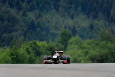 El piloto español Fernando Alonso (Ferrari) sigue demostrando que la evolución de su monoplaza va por buen camino y ha marcado este viernes el mejor registro en la primera sesión de entrenamientos libres del Gran Premio de Alemania, una vez más marcado de cerca por los Red Bull de Sebastian Vettel y Mark Webber.