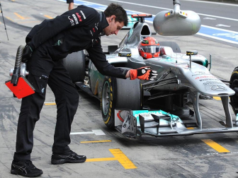 El piloto español Fernando Alonso (Ferrari) sigue demostrando que la evolución de su monoplaza va por buen camino y ha marcado este viernes el mejor registro en la primera sesión de entrenamientos libres del Gran Premio de Alemania, una vez más marcado de cerca por los Red Bull de Sebastian Vettel y Mark Webber.