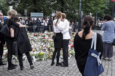 Tras alcanzar las 93 víctimas mortales en el doble atentado perpetrado en Oslo y en la isla de Utoya, Noruega ha dado paso a su jornada de luto por los fallecidos en el mayor ataque perpetrado en ese país. El principal sospechoso de la matanza ha declarado que actuó solo, mientras la policía mantiene operativos para investigar más sobre el presunto autor.