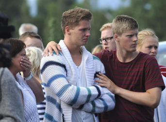 Tras alcanzar las 93 víctimas mortales en el doble atentado perpetrado en Oslo y en la isla de Utoya, Noruega ha dado paso a su jornada de luto por los fallecidos en el mayor ataque perpetrado en ese país. El principal sospechoso de la matanza ha declarado que actuó solo, mientras la policía mantiene operativos para investigar más sobre el presunto autor.