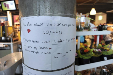 Tras alcanzar las 93 víctimas mortales en el doble atentado perpetrado en Oslo y en la isla de Utoya, Noruega ha dado paso a su jornada de luto por los fallecidos en el mayor ataque perpetrado en ese país. El principal sospechoso de la matanza ha declarado que actuó solo, mientras la policía mantiene operativos para investigar más sobre el presunto autor.