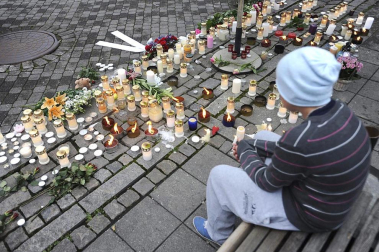Tras alcanzar las 93 víctimas mortales en el doble atentado perpetrado en Oslo y en la isla de Utoya, Noruega ha dado paso a su jornada de luto por los fallecidos en el mayor ataque perpetrado en ese país. El principal sospechoso de la matanza ha declarado que actuó solo, mientras la policía mantiene operativos para investigar más sobre el presunto autor.