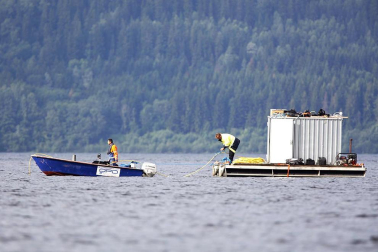 Tras alcanzar las 93 víctimas mortales en el doble atentado perpetrado en Oslo y en la isla de Utoya, Noruega ha dado paso a su jornada de luto por los fallecidos en el mayor ataque perpetrado en ese país. El principal sospechoso de la matanza ha declarado que actuó solo, mientras la policía mantiene operativos para investigar más sobre el presunto autor.