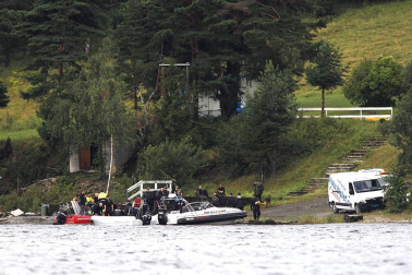 Tras alcanzar las 93 víctimas mortales en el doble atentado perpetrado en Oslo y en la isla de Utoya, Noruega ha dado paso a su jornada de luto por los fallecidos en el mayor ataque perpetrado en ese país. El principal sospechoso de la matanza ha declarado que actuó solo, mientras la policía mantiene operativos para investigar más sobre el presunto autor.