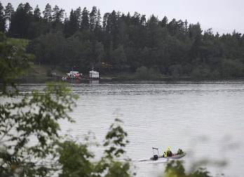 Tras alcanzar las 92 víctimas mortales en el doble atentado perpetrado en Oslo y en la isla de Utoya, Noruega ha dado paso a su jornada de luto por los fallecidos en el mayor ataque perpetrado en ese país. El principal sospechoso de la matanza ha declarado que actuó solo, mientras la policía mantiene operativos para investigar más sobre el presunto autor.