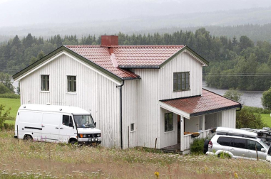 Tras alcanzar las 92 víctimas mortales en el doble atentado perpetrado en Oslo y en la isla de Utoya, Noruega ha dado paso a su jornada de luto por los fallecidos en el mayor ataque perpetrado en ese país. El principal sospechoso de la matanza ha declarado que actuó solo, mientras la policía mantiene operativos para investigar más sobre el presunto autor.
