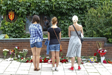 Tras alcanzar las 92 víctimas mortales en el doble atentado perpetrado en Oslo y en la isla de Utoya, Noruega ha dado paso a su jornada de luto por los fallecidos en el mayor ataque perpetrado en ese país. El principal sospechoso de la matanza ha declarado que actuó solo, mientras la policía mantiene operativos para investigar más sobre el presunto autor.