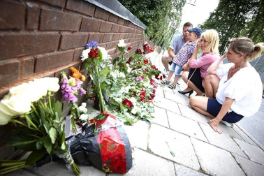 Tras alcanzar las 92 víctimas mortales en el doble atentado perpetrado en Oslo y en la isla de Utoya, Noruega ha dado paso a su jornada de luto por los fallecidos en el mayor ataque perpetrado en ese país. El principal sospechoso de la matanza ha declarado que actuó solo, mientras la policía mantiene operativos para investigar más sobre el presunto autor.