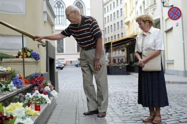 Tras alcanzar las 92 víctimas mortales en el doble atentado perpetrado en Oslo y en la isla de Utoya, Noruega ha dado paso a su jornada de luto por los fallecidos en el mayor ataque perpetrado en ese país. El principal sospechoso de la matanza ha declarado que actuó solo, mientras la policía mantiene operativos para investigar más sobre el presunto autor.