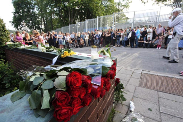 Tras alcanzar las 92 víctimas mortales en el doble atentado perpetrado en Oslo y en la isla de Utoya, Noruega ha dado paso a su jornada de luto por los fallecidos en el mayor ataque perpetrado en ese país. El principal sospechoso de la matanza ha declarado que actuó solo, mientras la policía mantiene operativos para investigar más sobre el presunto autor.
