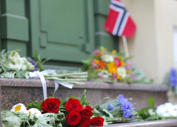 Tras alcanzar las 92 víctimas mortales en el doble atentado perpetrado en Oslo y en la isla de Utoya, Noruega ha dado paso a su jornada de luto por los fallecidos en el mayor ataque perpetrado en ese país. El principal sospechoso de la matanza ha declarado que actuó solo, mientras la policía mantiene operativos para investigar más sobre el presunto autor.