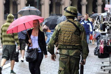 Tras alcanzar las 92 víctimas mortales en el doble atentado perpetrado en Oslo y en la isla de Utoya, Noruega ha dado paso a su jornada de luto por los fallecidos en el mayor ataque perpetrado en ese país. El principal sospechoso de la matanza ha declarado que actuó solo, mientras la policía mantiene operativos para investigar más sobre el presunto autor.