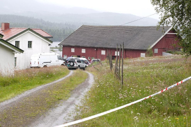 Tras alcanzar las 92 víctimas mortales en el doble atentado perpetrado en Oslo y en la isla de Utoya, Noruega ha dado paso a su jornada de luto por los fallecidos en el mayor ataque perpetrado en ese país. El principal sospechoso de la matanza ha declarado que actuó solo, mientras la policía mantiene operativos para investigar más sobre el presunto autor.