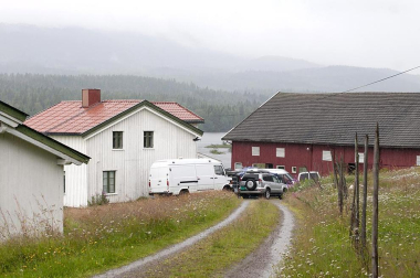 Tras alcanzar las 92 víctimas mortales en el doble atentado perpetrado en Oslo y en la isla de Utoya, Noruega ha dado paso a su jornada de luto por los fallecidos en el mayor ataque perpetrado en ese país. El principal sospechoso de la matanza ha declarado que actuó solo, mientras la policía mantiene operativos para investigar más sobre el presunto autor.