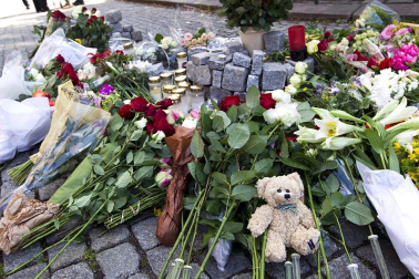 Imágenes del día después del doble atentado en Noruega contra el Gobierno, que se ha cobrado casi un centenar de víctimas mortales.