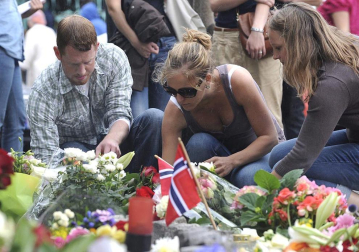 Imágenes del día después del doble atentado en Noruega contra el Gobierno, que se ha cobrado casi un centenar de víctimas mortales.