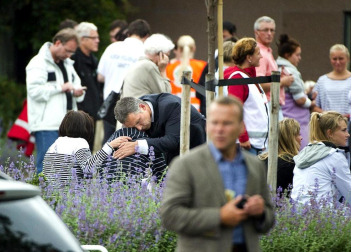 Imágenes del día después del doble atentado en Noruega contra el Gobierno, que se ha cobrado casi un centenar de víctimas mortales.