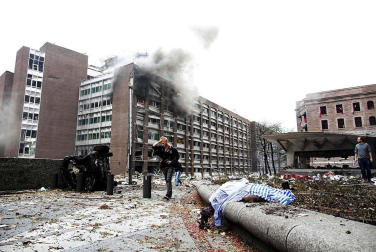Imágenes del barrio gubernamental de Oslo, donde se desató una primera explosión, y de la isla Utoya, donde se celebraba un campamento juvenil del Partido Laborista y el principal sospechoso de la matanza protagonizó un tiroteo