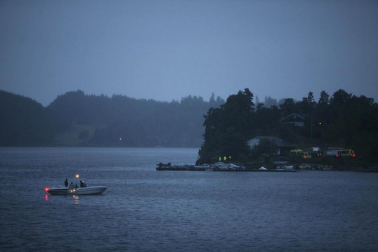 Imágenes del barrio gubernamental de Oslo, donde se desató una primera explosión, y de la isla Utoya, donde se celebraba un campamento juvenil del Partido Laborista y el principal sospechoso de la matanza protagonizó un tiroteo